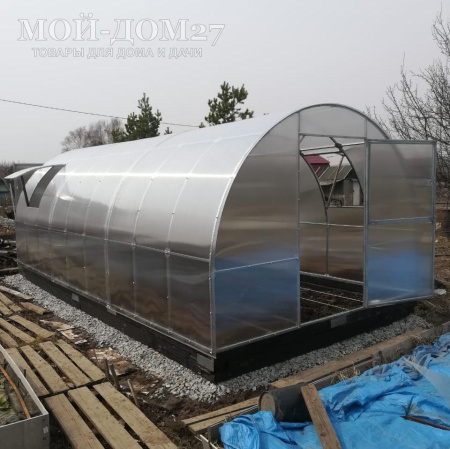 Теплица Восточная Усиленная 6 метров с поликарбонатом | Мой-Дом27 | Каркас изготовлен из оцинкованной замкнутой трубы 20*20 мм.<br>
 Ширина - 3 метра. Высота - 2,1 метра. Длина 6 метров. <br>
 Выдерживаемая снеговая нагрузка - 150 кг/м2. Выдерживаемая ветровая нагрузка - до 20 м/с.<br>
 Расстояние между дугами 0,65 метра. Толщина металла дуг 1,2 мм. Ширина двери 0,96 метра.<br>